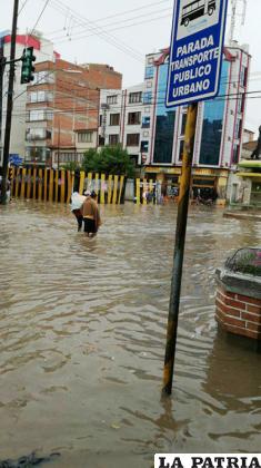 La avenida del Ejército, completamente inundada /RR.SS.