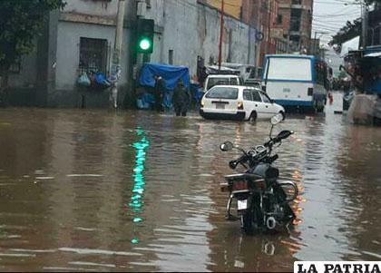 El cambio del alcantarillado en la zona Central al parecer no resolvió este problema en la calle Junín