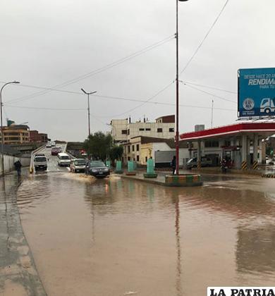 El sector del paso a desnivel de la Villarroel siempre fue un problema, y ayer la lluvia ratificó esta situación