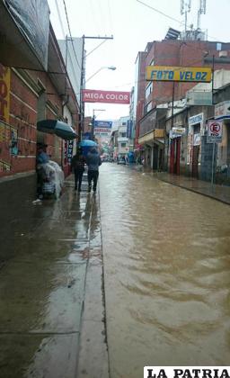 El agua anegó gran parte del centro de la ciudad hacia el mercado Campero /RR.SS.
