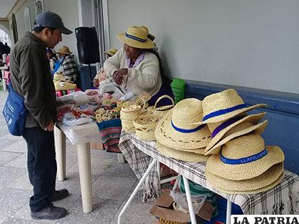 Artesanas de comunidades aledañas al lago Poopó llegaron a la ciudad a ofrecer sus productos