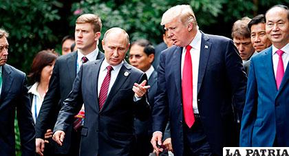 El presidente de Rusia, Vladímir Putin (Izq.), y su homólogo estadounidense, Donald Trump (Der.)