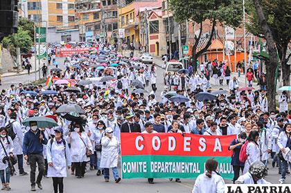 Marcha de médicos, estudiantes universitarios en contra del artículo 205 del Código del Sistema Penal