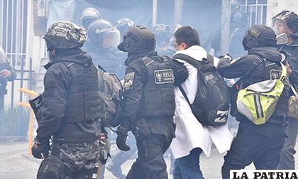 Nuevo enfrentamiento entre la Policía, derivó con la detención de estudiantes de medicina y médicos