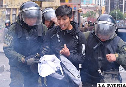 Estudiante de Medicina detenido por la Policía durante el enfrentamiento del viernes /APG