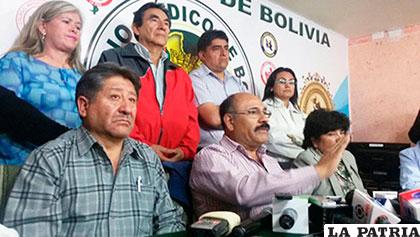 Aníbal Cruz, presidente del Colegio Médico de Bolivia (C), junto a dirigentes de los médicos /erbol.com.bo