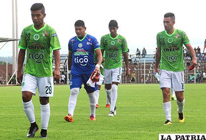 Jugadores del plantel de Petrolero, con la moral baja al final del partido