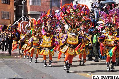 El autor propone promover el Carnaval de Oruro como una marca