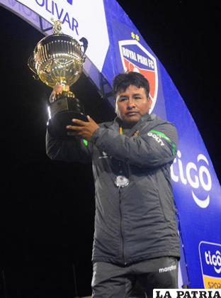Freddy Nina con el trofeo de subcampeón /APG