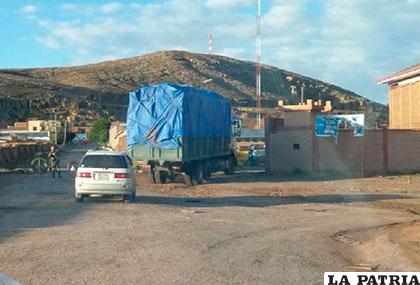 Un camión ingresa a un puesto militar con parte de la mercadería rescatada del atentado
