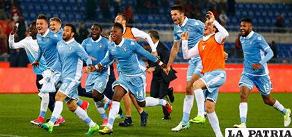 La celebración de los integrantes de Lazio por el triunfo y la clasificación a semifinales