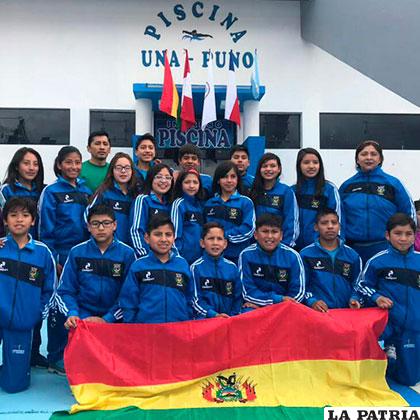 Nadadores orureños que asistieron al Trasandino Infantil en Perú