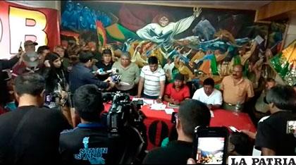 Dirigentes de la Central Obrera Boliviana ayer al momento de leer la resolución /CABILDEO