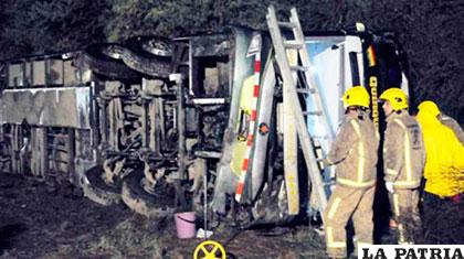 El bus de la empresa Quirquincho que volcó en una carretera de Argentina /EL PAÍS