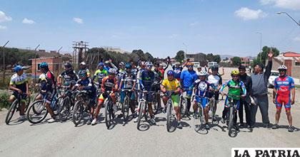 Buena cantidad de ciclistas en la última competencia del año