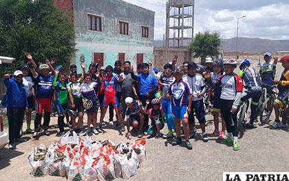 Al final se entregó presentes a los ganadores del certamen