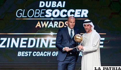 Zidane recibió el premio en representación de Real Madrid, además fue elegido como mejor entrenador