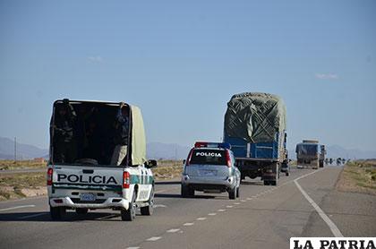 Uno de los camiones de contrabando es escoltado por la carretera