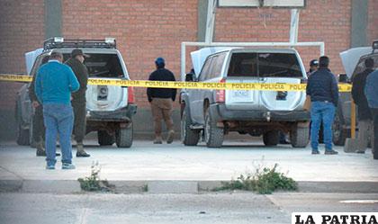 Los familiares de Griseldo Chambi durante el inicio del trabajo pericial