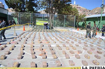 La droga fue expuesta en el patio de honor del Comando Departamental de Policía