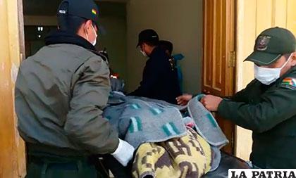 El cuerpo de la víctima es llevado a la morgue del Cementerio General de Diprove de Diprove