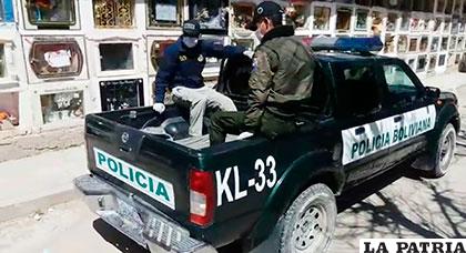 Personal de la Felcv traslada el cadáver en su vehículo