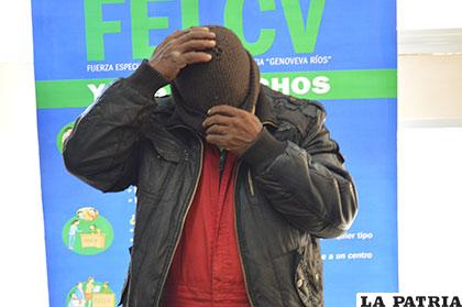 El presunto autor se cubre el rostro después de ser atrapado