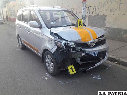 El taxi impactó contra la vagoneta y provocó el accidente