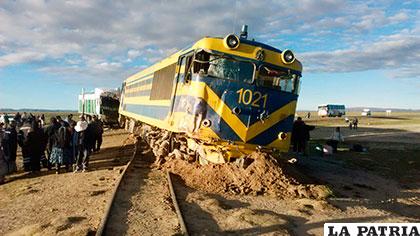 El golpe descarriló a la locomotora