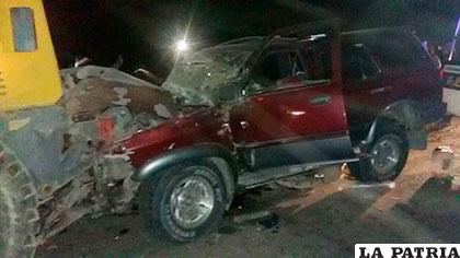 La vagoneta se estrelló contra la motoniveladora