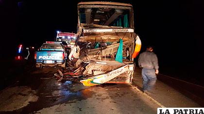 El bus Cosmos quedó muy dañado en el incidente