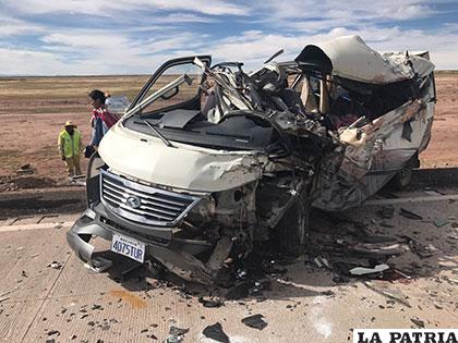 La parte izquierda del vehículo fue destrozada