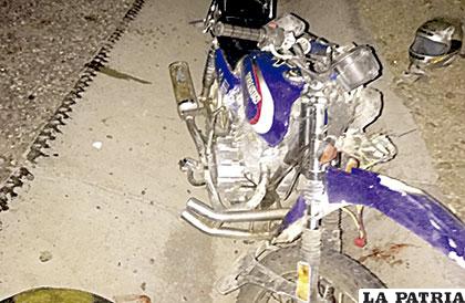 La moto del sujeto voló a un lado del camino