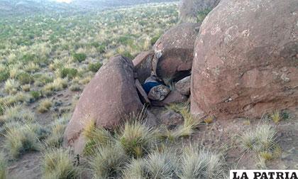 Entre las rocas fue hallada una mujer en el último caso de feminicidio registrado en este año