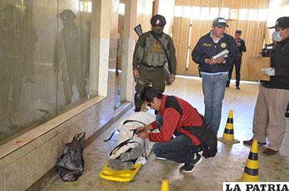 El cuerpo de un ciudadano es levantado de una galería ubicada al frente del mercado Bolívar el 20 de enero