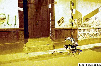 El 18 de marzo el DACI atrapó a criminales que robaban en el centro de la ciudad, se escudaban en un carro de bebé donde llevaban sus herramientas 
