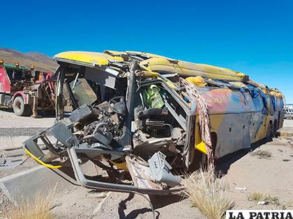 Este bus acabó prácticamente aplastado cuando volcó cerca del 