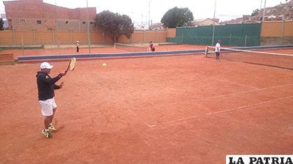 Los partidos se cumplen en las canchas municipales del barrio San José