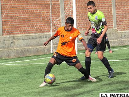 Wilmer Mamani (9),  anotó tres goles para Deportivo Tarucachi