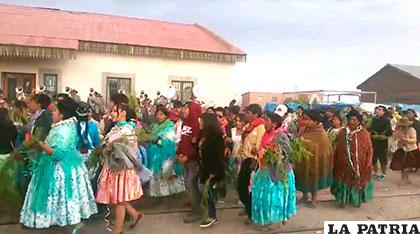 Tradicional comparsa de Año Nuevo en Sevaruyo