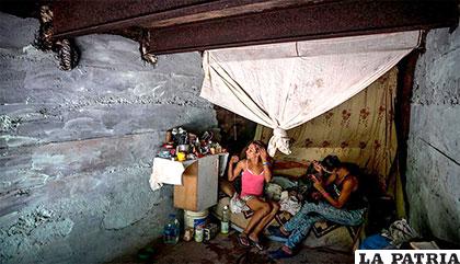 La severa crisis económica y social, hace que venezolanos vivan en los puentes /peru.com