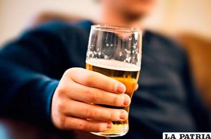 Consumo excesivo de alcohol genera daños en la salud y conflictos interpersonales