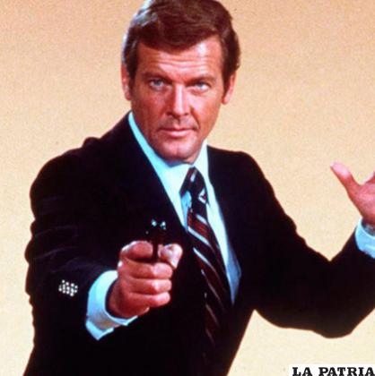 Roger Moore 
El mítico actor británico Roger Moore falleció el 23 de mayo en Suiza. Su papel más emblemático fue sin duda James Bond, el agente 007, que interpretó en siete películas de la saga, sustituyendo a Sean Connery. Con más de 50 películas en su haber, Moore nos dejó a la edad de 89 años a causa de un cáncer de próstata.