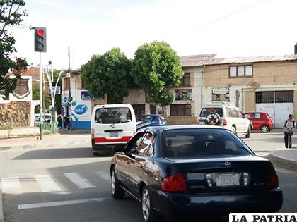 Vehículos particulares y de servicio público pasan por alto el semáforo de las cinco esquinas  /LA PATRIA