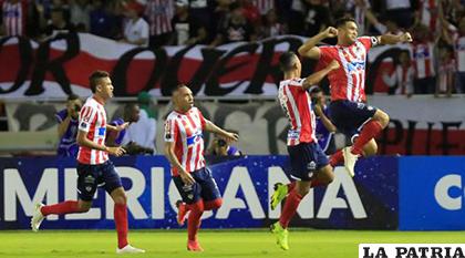 Teófilo Gutiérrez (der.) de Junior 
celebra al anotar contra Santa Fe