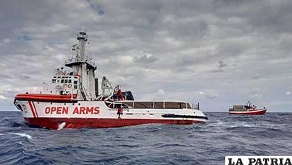 La nave de Open Arms que auxilia al pesquero español 