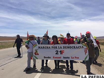 Ciudadanos de diferentes regiones tienen el objetivo de llegar a La Paz /RONI RIBERA