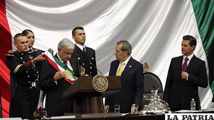 López Obrador será presidente de 2018 a 2024, recibió la banda presidencial / El Diario.es