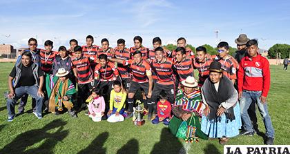 El plantel de Maestranza se consagró campeón en Tercera de Ascenso / Fernando Rodríguez - LA PATRIA
