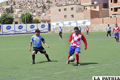 Partido entretenido entre Suigeneris y Deportivo Aliens / Fernando Rodríguez - LA PATRIA
